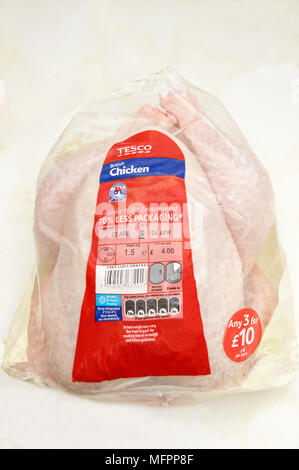 Frische Hähnchen mit 70 % weniger Verpackungsmaterial & die zugesicherten Food Standards Association British Logo der kleine rote Traktor Symbol Stockfoto