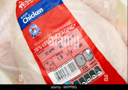 Frische Hähnchen mit 70 % weniger Verpackungsmaterial & die zugesicherten Food Standards Association British Logo der kleine rote Traktor Symbol Stockfoto