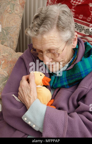 Ältere Frau trägt eine Fleece Jacke und ein warmer Schal im Winter Model Release Stockfoto