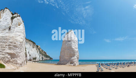 Sommer malerischen Strand von Pizzomunno mit berühmten White Rock, in Vieste, Gargano, Apulien, Italien. Die Menschen sind nicht mehr wiederzuerkennen. Zwei Schüsse stitch Pa Stockfoto