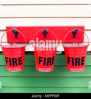 Rotes Feuer Eimer Stockfoto