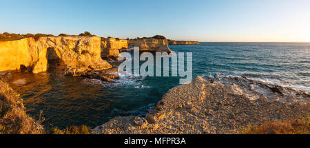 Malerische Meereslandschaft mit Klippen, felsigen Arch und Stapel (Faraglioni), bei Torre Sant Andrea in der Morgensonne, Salento Küste, Apulien, Italien. Zwei Stockfoto