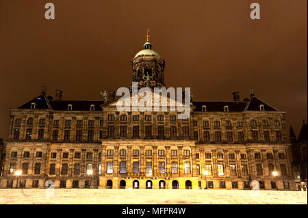 Der königliche Palast in Amsterdam auf dem Dam Platz am Abend. Niederlande. Schöne Aussicht. Stockfoto