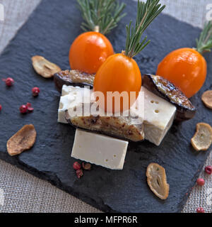 Auberginen und Feta-Spieße mit Basilikum und Rosmarin und Knoblauch-chips Stockfoto