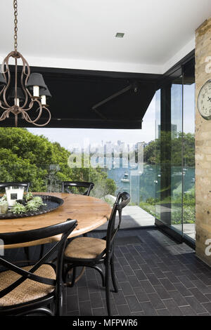 Kronleuchter über dunklen Holz Bett mit weißer Bettwäsche und Türkis in