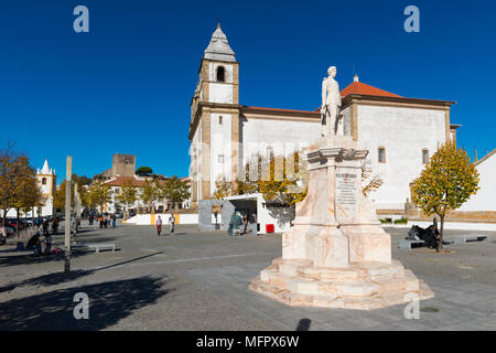 Castelo de Vide, Portugal - 12. November 2017: Ansicht des D. Pedro V Quadrat in der Ortschaft Castelo de Vide, mit der Santa Maria da devesa Kirche Stockfoto