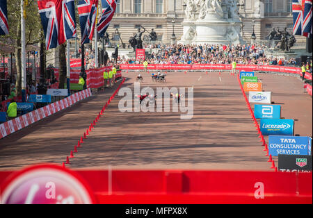 David Wehr (GBR) gewinnen Elite Herren Rollstuhl Rennen auf dem Virgin Money London Marathon 2018. Stockfoto