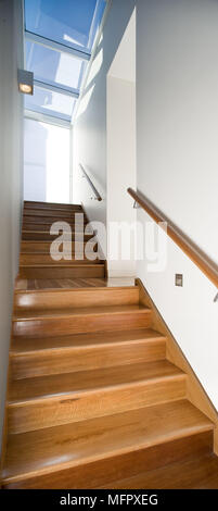 Ansicht von unten der Holztreppe mit Geländer Stockfoto