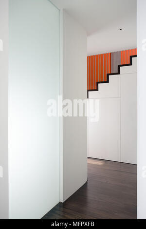 Blick durch die offene Tür zum minimalistischen Treppe Stockfoto