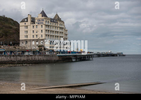 Das Grand Hotel und Pier Blick von der Promenade aus. Llandudno. Conwy. Wales Stockfoto