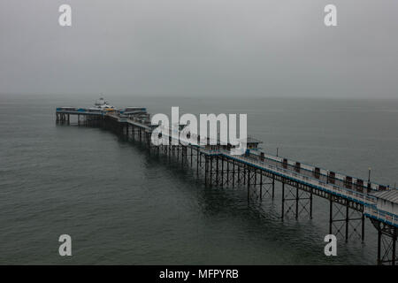 Llandudno Pier an einem kalten, nassen April Tag, 2018 Stockfoto