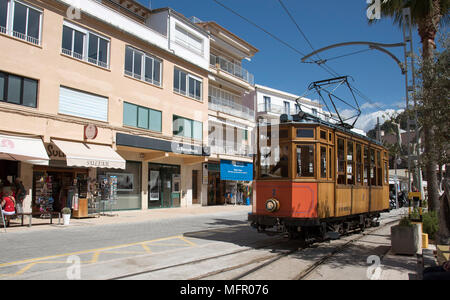 Port de Soller, Mallorca, Spanien. April 2018. Vintage Straßenbahn im Stadtzentrum von Port Soller. Stockfoto