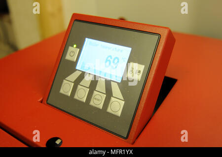 Bio Fuel in Feed in ein Home Kessel Energie aus recyceltem Holz Pellets zu speichern Stockfoto