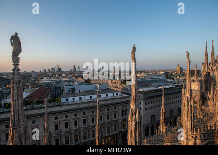 Mailand, Italien - 25 April 2018: Die Skyline der Stadt vom Dom im Sonnenuntergang gesehen. Stockfoto