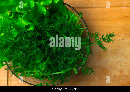 Stapel der frische organische letucce Köpfe. Ernte Haufen frisch geschnittenen grünen Salat Blätter an der hölzernen Tisch. Saubere Konzept essen. Gesunde vegetarische Ernährung fo Stockfoto