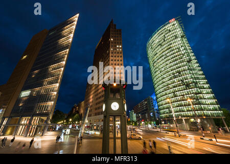 Berlin. Deutschland. Potsdamer Platz bei Nacht Wolkenkratzer und der Nachbau historische Ampel Tower/Clock, entworfen von Jean Krämer, und Stockfoto