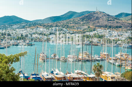 Luftaufnahme von Bodrum Marine mit Yachten von oben St. Peter Schloss oder Burg von Bodrum in der Türkei. Große blaue Meer Blick von oben auf die Burg von Bodrum Stockfoto