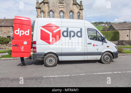 DPD Lieferwagen und der Fahrer in Middleton in Teesdale, England, Großbritannien Stockfoto