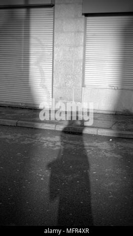 Schwarze und weiße Schatten auf Industrial Estate im Stadtzentrum von Aberdeen, Schottland. Stockfoto