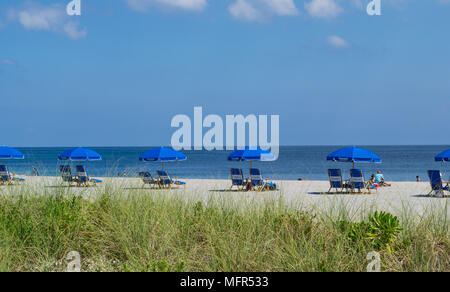 Entspannen Sie sich in Delray Beach, Florida auf dem Sand, unter einem Sonnenschirm, Liegestühle mit Blick auf das tiefblaue Meer. Stockfoto