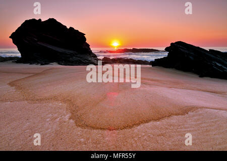 Sonnenuntergang am Strand Praia Grande in Porto Covo, Alentejo, Portugal. Stockfoto