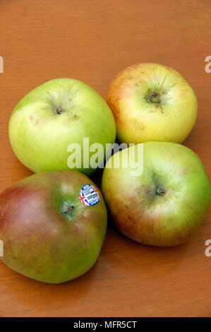 Bramley Äpfel für das Kochen mit einem britischen Union Jack Logo Zeichen Stockfoto