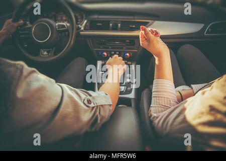 Kaukasische Paar argumentieren, in der modernen Auto während der Reise. Stockfoto