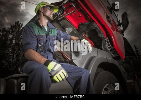 Semi Truck professionelle Mechaniker, die kurze Pause während seiner Arbeit an den gebrochenen Euro Traktor Stapler. Stockfoto