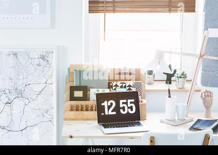 Schwarze und weiße Karte, Holz- Schreibtisch Organizer und Laptop mit einer Uhr auf einem Schreibtisch am Fenster gesetzt Stockfoto