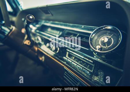 Oldtimer Dashboard und das Interieur. American Classic Fahrzeug. Automotive Thema. Stockfoto