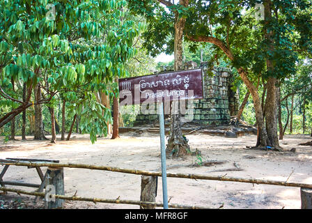 Die Denkmäler am nächsten zu den wichtigsten Koh Ker der Tempelanlage von Prasat Thom sind fünf isolierten Tempel, die zu den Nord-östlichen Gruppe. Jede von ihnen Sie Stockfoto