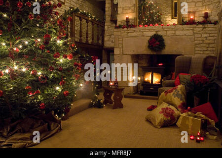 Modernen Landhausstil Wohnzimmer für Weihnachten dekoriert