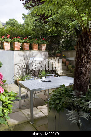 Metall Tisch und Stühle auf der Terrasse, Garten Stockfoto