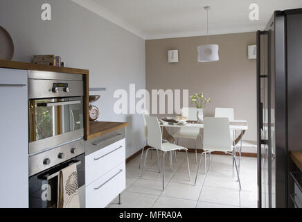 Moderne offene Küche mit Esstisch und Stühlen Stockfoto