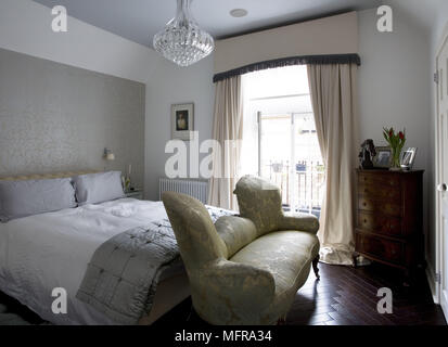 Zeitraum style Sofa am Fuß der Doppelbett im traditionellen Stil Schlafzimmer Stockfoto