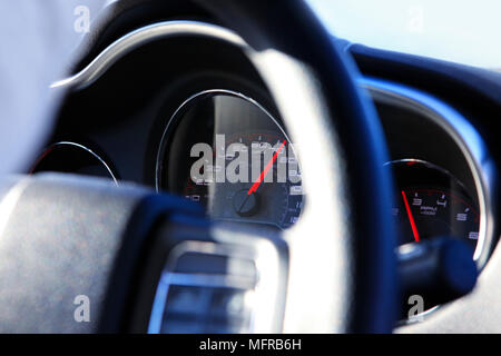 Modernes auto Tacho Nahaufnahme Stockfoto