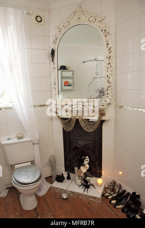 Wc neben dem Kamin mit Spiegel über Stockfoto