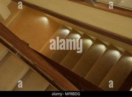 Ansicht der Treppe vom Erdgeschoss Leuchten Stockfoto