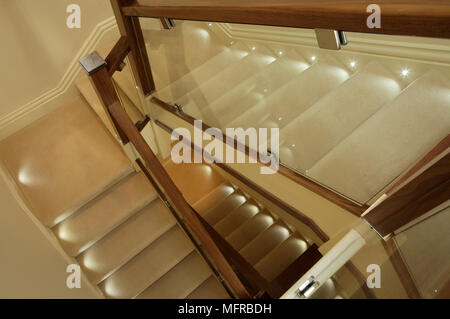 Ansicht der Treppe mit Geländer aus Glas von Stock aufleuchtet Stockfoto