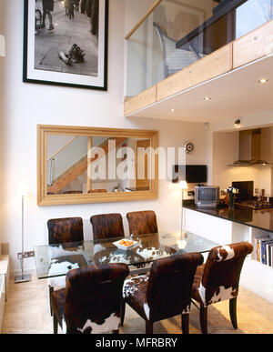 Auf 2 Ebenen, offene Wohnung mit Blick auf den Esstisch und Stühlen, Küche, und Zwischengeschoss oberhalb. Stockfoto