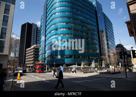 Moderne Büros in Aldgate in der City von London, England, Vereinigtes Königreich. Wie Londons Finanzviertel in Höhe wächst, die Architektur hat das Gesicht der Londons Finanzviertel geändert, mit vielen verschiedenen Firmen besetzen die verschiedenen Etagen und Ebenen. Stockfoto