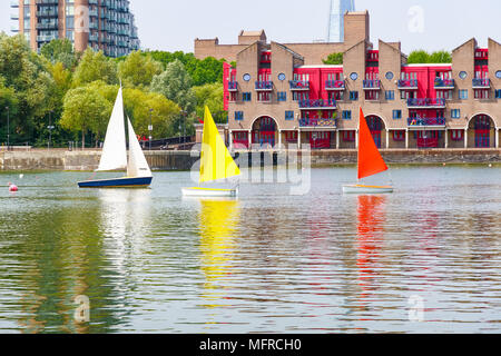 Dockside Apartments in Shadwell Becken, der Platz für Aktivitäten im Sommer in London Stockfoto