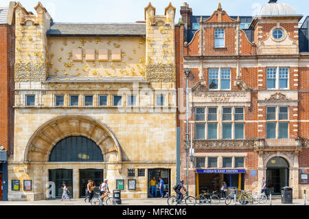 London, Großbritannien - 04 Mai, 2018 - Fassade der Whitechapel Gallery und Aldgate East Station in East London Stockfoto