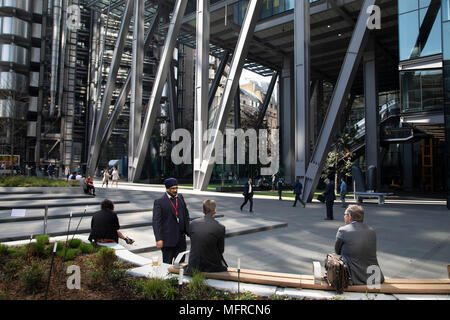 An der Außenseite des Leadenhall Building, Amt und Stadt Arbeitnehmer genießen Sie den Sonnenschein in der neu renovierten Square, durch neue Hochhäuser moderner Architektur in der City von London, England, Vereinigtes Königreich umgeben. Wie Londons Finanzviertel in Höhe wächst, das klassische Gebäude werden von den Türmen aus Glas in den Schatten gestellt. Stockfoto