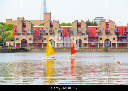 Dockside Apartments in Shadwell Becken bietet Platz für Aktivitäten im Sommer in London Stockfoto