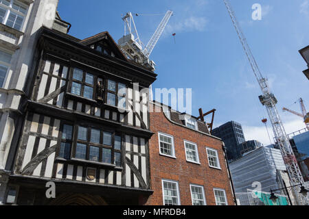 Keltbray Bauarbeiten auf Barts Quadrat neben dem Elisabethanischen Torhaus des Hl. Bartholomäus - - Große, Tuch, West Smithfield, London, UK Stockfoto