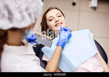 Des Patienten Zähne Schatten mit Proben für die Behandlung bleichen. Stockfoto