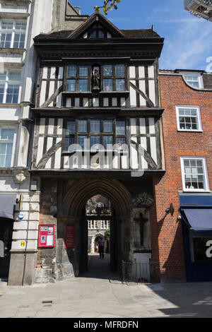 Das elisabethanische Torhaus an der Kirche von St. Bartholomäus - - Große, Tuch, West Smithfield, London, UK Stockfoto