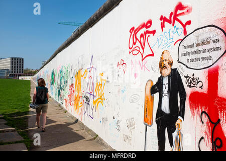 Blick auf den ursprünglichen Abschnitt der Berliner Mauer mit Graffiti an der East Side Gallery in Friedrichshain, Berlin, Deutschland Stockfoto