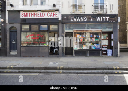 Das Smithfield Cafe und die Bahnhofsstationen Evans und Witt auf der Long Lane, Smithfield, London, EC1, Großbritannien Stockfoto